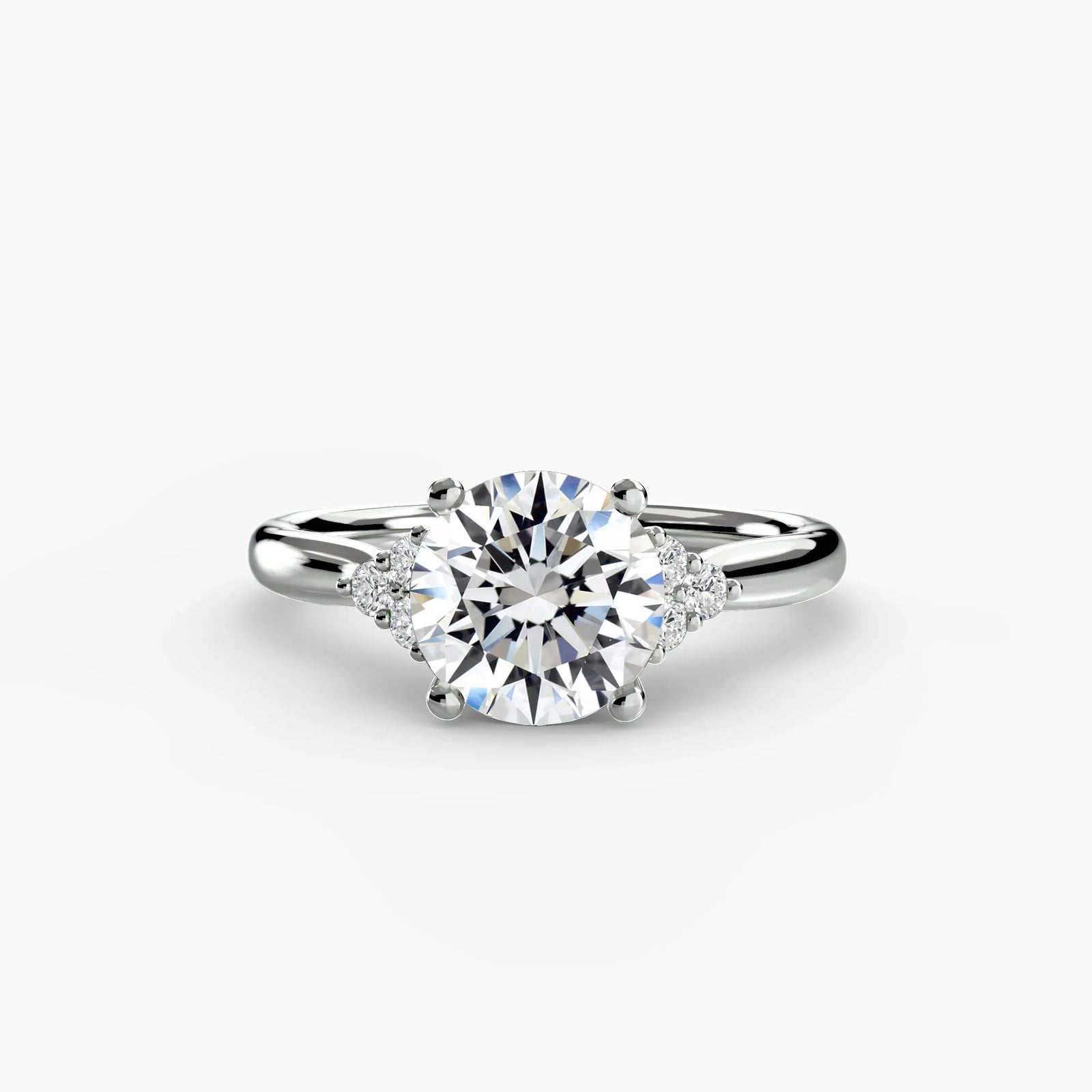 engagement-rings__solitaire-with-cluster-shoulders__shape-round__gold-white__01_down.webp